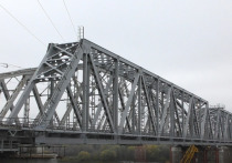 На мосту через реку Оку в Серпухове установлено пятое по счёту новое пролётное строение