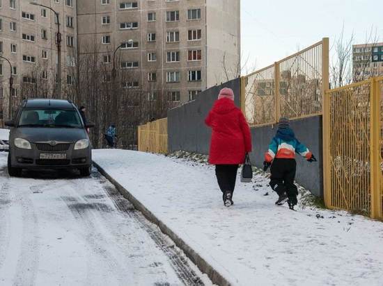 Водители больше не смогут использовать в качестве парковки тротуар на Орликовой в Мурманске