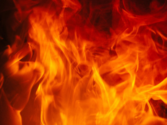 Пожарные более двух часов тушили крупный пожар в городе Коммунар вечером вторника