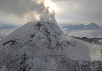 На Камчатке проснулся вулкан, через 66 лет "молчания" Безымянный выбросил пепел на высоту 10 километров над уровнем моря.