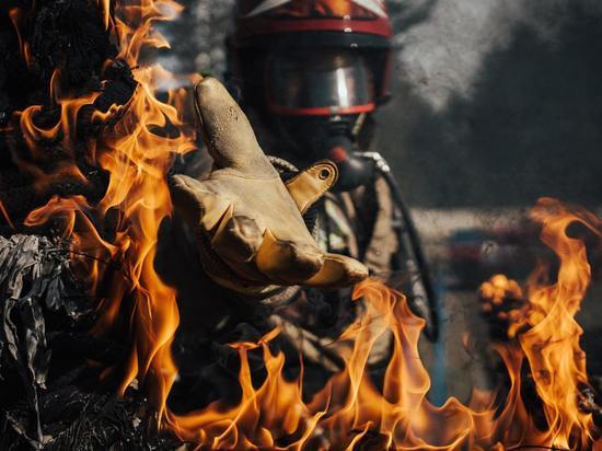 Огнеборцы спасли двух жителей Петрозаводска из горящей квартиры
