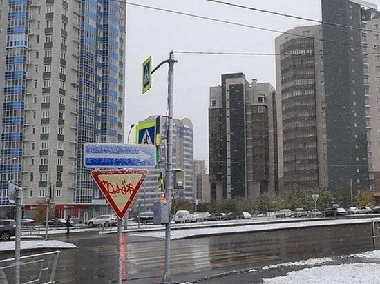 Дороги Красноярска начали обрабатывать солью от гололеда