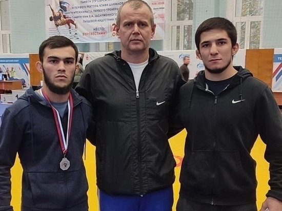 Борцы из Тарко-Сале взяли 2 серебряные медали на всероссийских соревнованиях