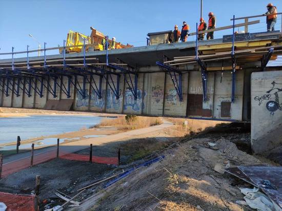 Рабочий погиб при падении с Коммунального моста в Томске