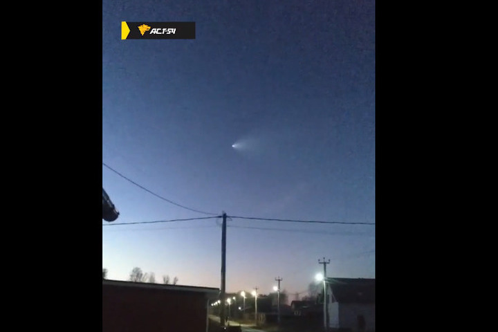 Ракета над новосибирском. Ракета в небе ночью. Ракеты в небе сегодня. Полёт ракеты над Новосибирском. Полосы от ракеты на небе.