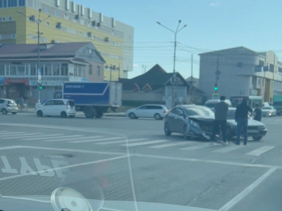 Автомобиль разворотило в ДТП на перекрестке в Южно-Сахалинске