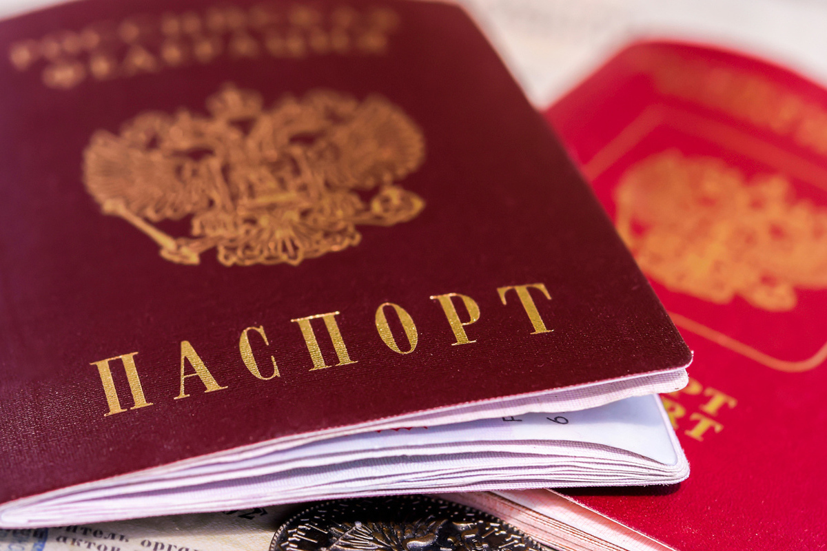 Первый житель Донбасса получил в Костроме паспорт России