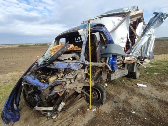 На Ставрополье вылетевшую на встречку ГАЗель расплющила фура