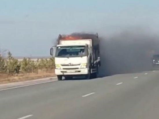 Призрачный мусоровоз: горящий грузовик промчался по кузбасской дороге