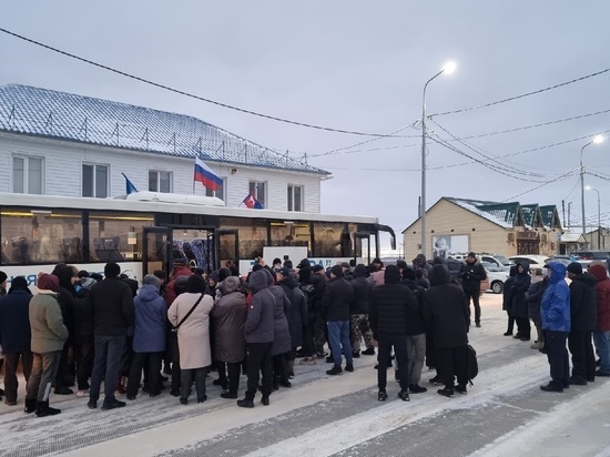 Добровольцев из Тазовского проводили на фронт