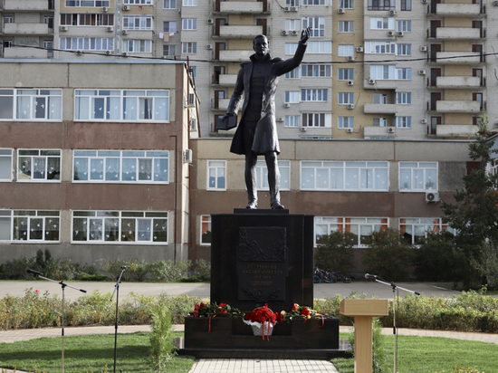 В Краснодаре установили памятник Михаилу Лермонтову