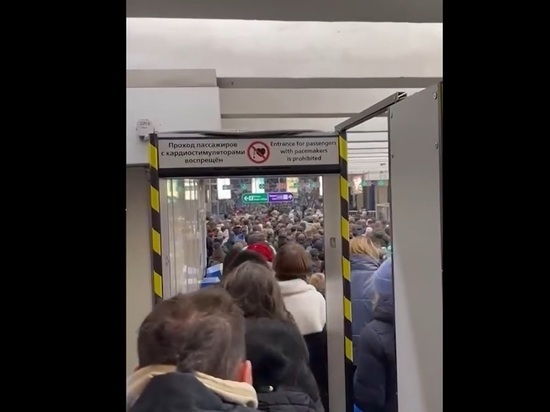Пассажиры метро попали в затор на станции «Комендантский проспект»