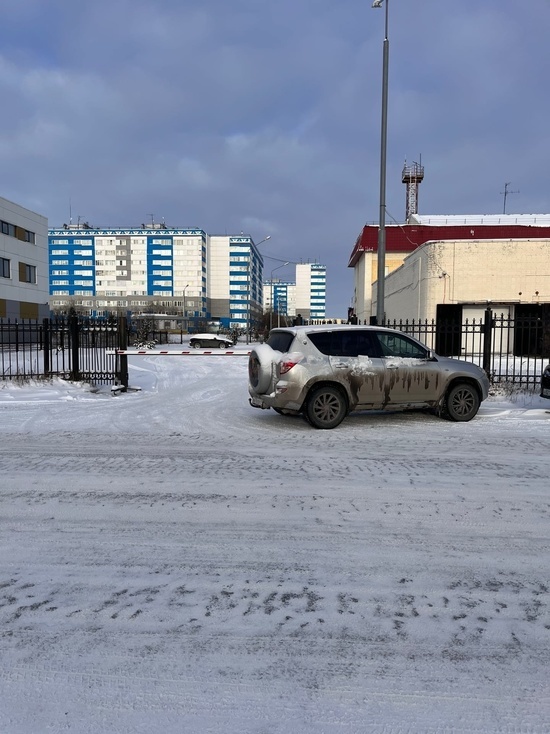 В Новом Уренгое врачи будут сдавать в ГИБДД припарковавшихся у шлагбаума скорой медпомощи автомобилистов