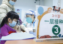 В китайском Шанхае гражданам начали предлагать вакцину от коронавируса в виде субстанции, которую необходимо вдыхать через рот, сообщает Associated Press