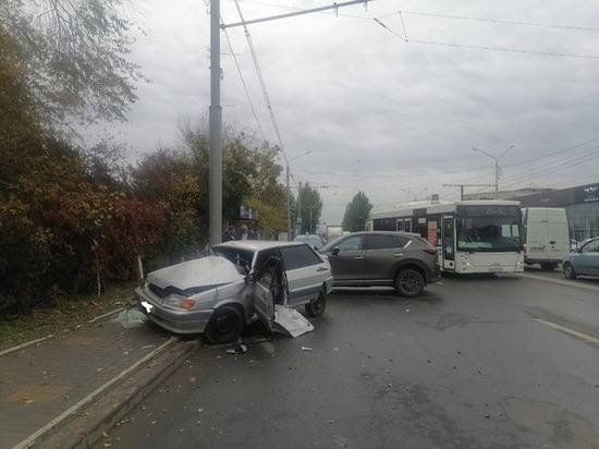 В Ростове в столкновении двух автомобилей пострадали несколько человек