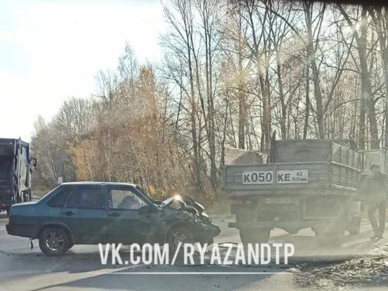 На Южной окружной в Рязани произошло ДТП с участием ВАЗ-2199 и грузовика