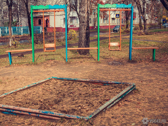 Большинство игровых площадок в кузбасском городе оказались в плачевном состоянии