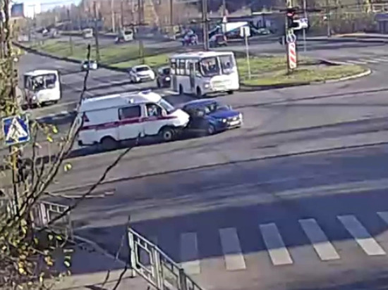Легковушка врезалась в машину «скорой помощи» в Петрозаводске