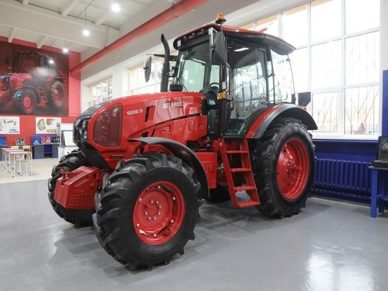 Белорусский завод предоставил трактор и другую спецтехнику Вологодской ГМХА