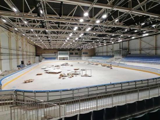 Хоккейный борт устанавливают в строящемся ледовом дворце в Вологде