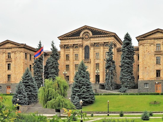 Пашинян захотел подписать мирный договор с Азербайджаном до конца года