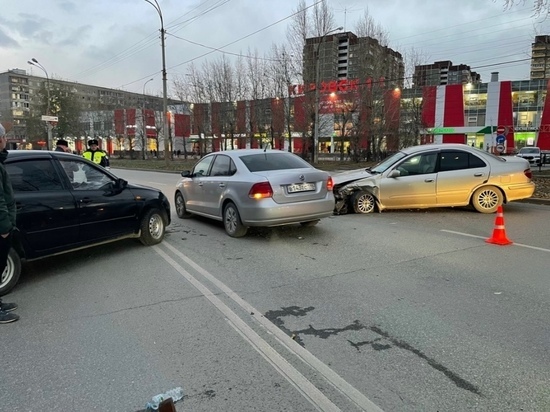 Неуправляемая машина ехала по ЖБИ в Екатеринбурге, ее водитель умер за рулем
