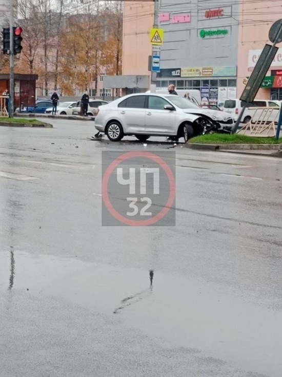 В центре Брянска легковой автомобиль снес дорожный знак