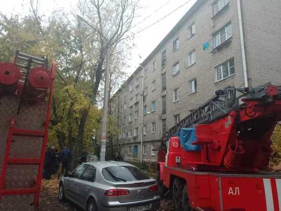 В Воронеже в Березовой роще пожарные спасли задыхающихся и вылезающих в окна четырех человек