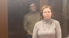 Появилось видео директора Собчак Суханова из суда: останется под стражей
