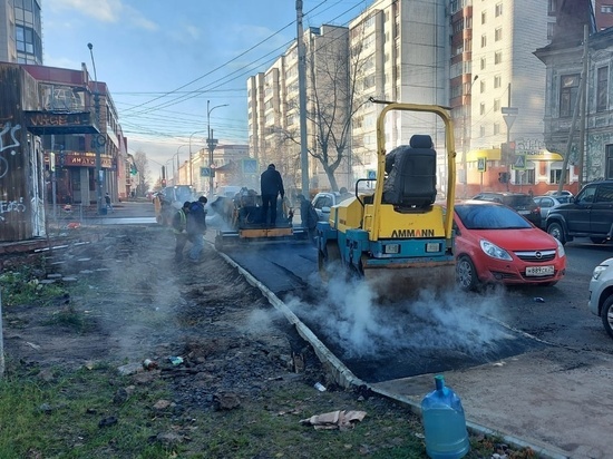 В Архангельске ремонтируют «убитые» тротуары