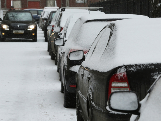 Автоэксперт посоветовал петербургским водителям отложить замену резины до холодов