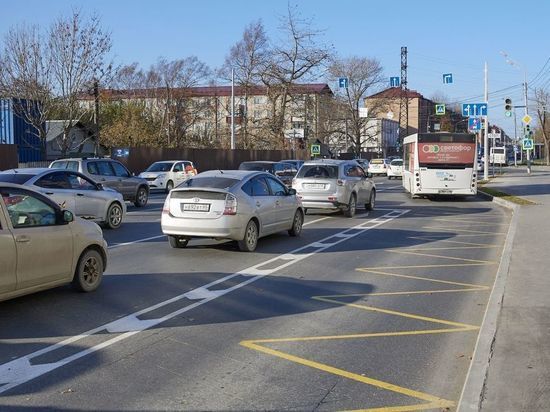 Водителям Южно-Сахалинска напомнили о правилах движения на дорогах с «выделенкой»