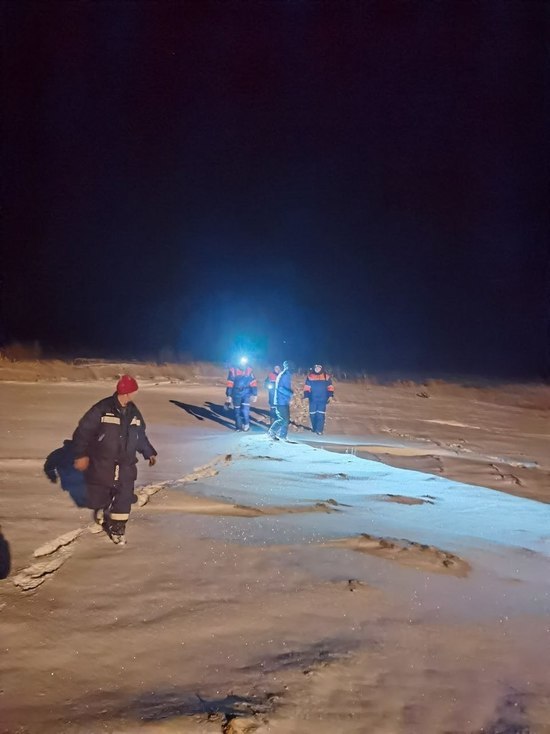 Спасатели Ноябрьска всю ночь искали пропавших на реке рыбаков