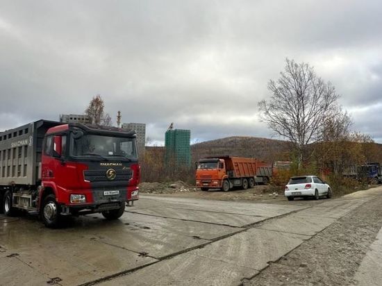 Большой вынос грязи зафиксировали со стройплощадки на улице Украинской в Южно-Сахалинске