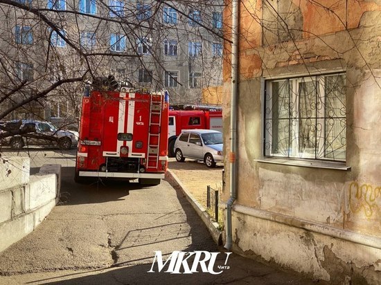 Три пожарных машины и служба газа приезжали к многоэтажке в Чите