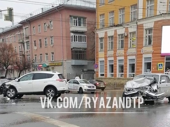 На Первомайском проспекте «Волга» столкнулась с Toyota