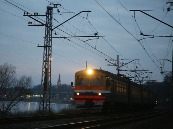 Мужчина выжил под колесами поезда в Подмосковье