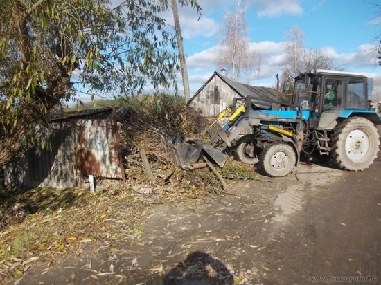 В Пензе продолжают убирать навалы мусора с улиц