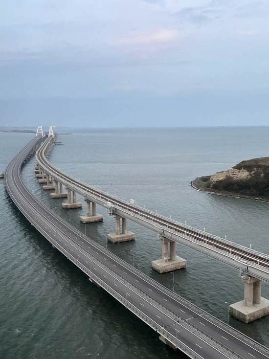 Грузовики пустят на Крымский мост не раньше зимы