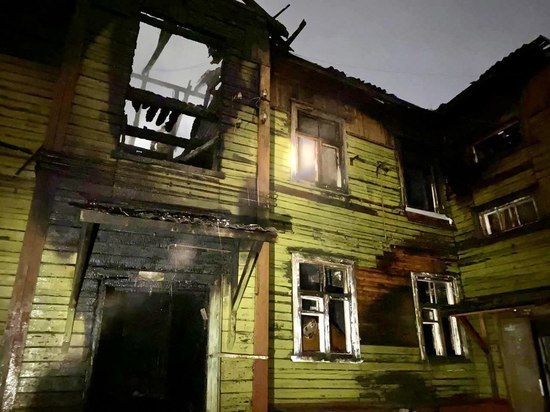 Пожарники пять часов не могли потушить горящий дом на улице Фрунзе в Мурманске