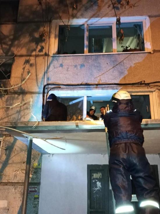 Пензенские спасатели эвакуировали неадекватного мужчину с козырька подъезда