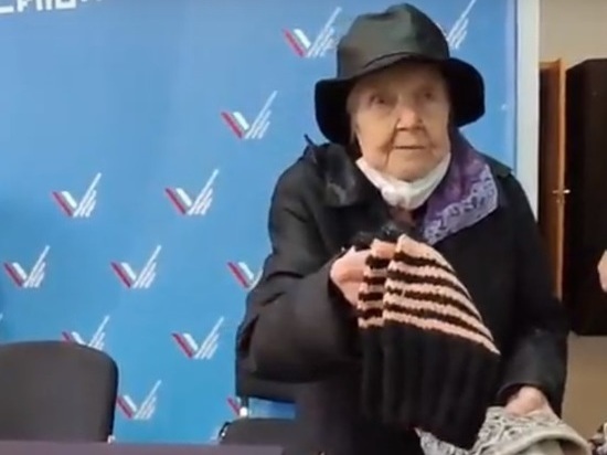 В Новосибирске 89-летняя баба Тома связала носки и шапки для мобилизованных