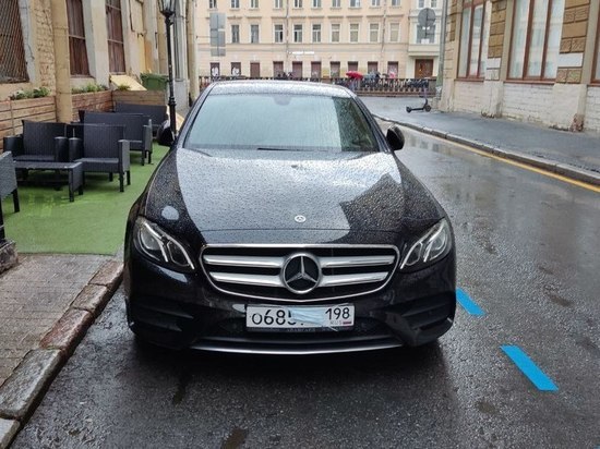 Штрафы и эвакуация: в Петербурге найдут управу на водителей, скрывающих номера на платных парковках