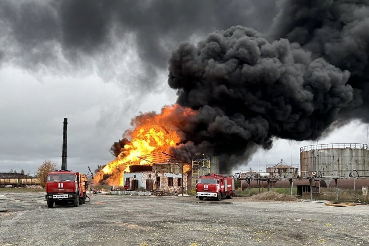 Шахтерск днр. Пожар. Пожары и взрывы. Сгоревшее нефтехранилище.