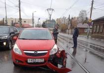 Сегодня, днём 27 октября, на пересечении улицы Оборонной и улицы Тимирязева произошло ДТП с участием легкового автомобиля марки "Opel" и пассажирского автобуса