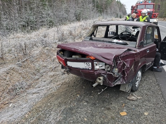 Спасатели Карелии вытаскивали из кювета автомобиль пострадавшего пенсионера