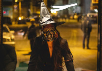 В последнюю ночь октября во многих уголках земного шара народ собирается гульнуть на «страшном» празднике с кельтскими корнями Хеллоуине – с ведьмами, вампирами, летучими мышами и черепами, который успел прижиться и в нашей стране