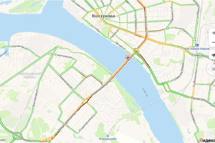 Костромские аварии: столкновение сразу 4-х машин на мосту через Волгу стало причиной грандиозной пробки