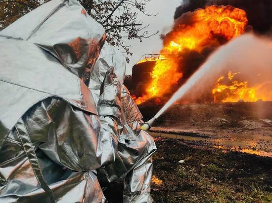 Нефтебаза в Шахтерске продолжает гореть