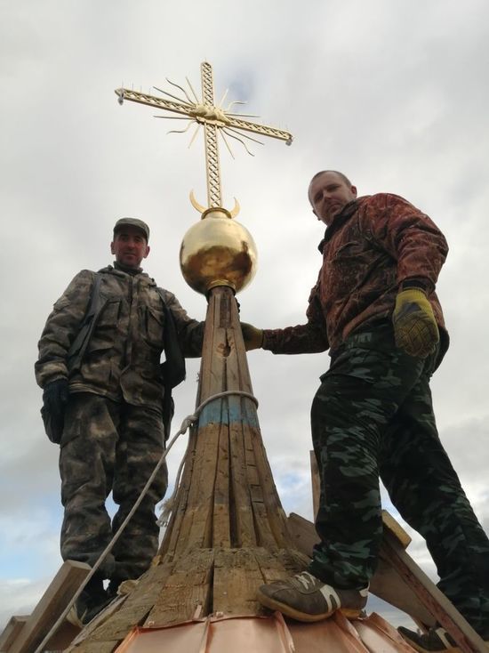 Крест установили на новую главу часовни Четырех Святителей в Пскове